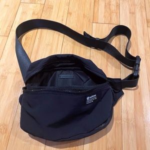 CLEAN LINES BELT BAG- Black